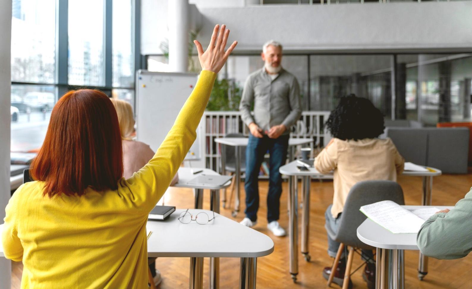 Análisis financiero en pantalla mostrando gráficos y datos empresariales
