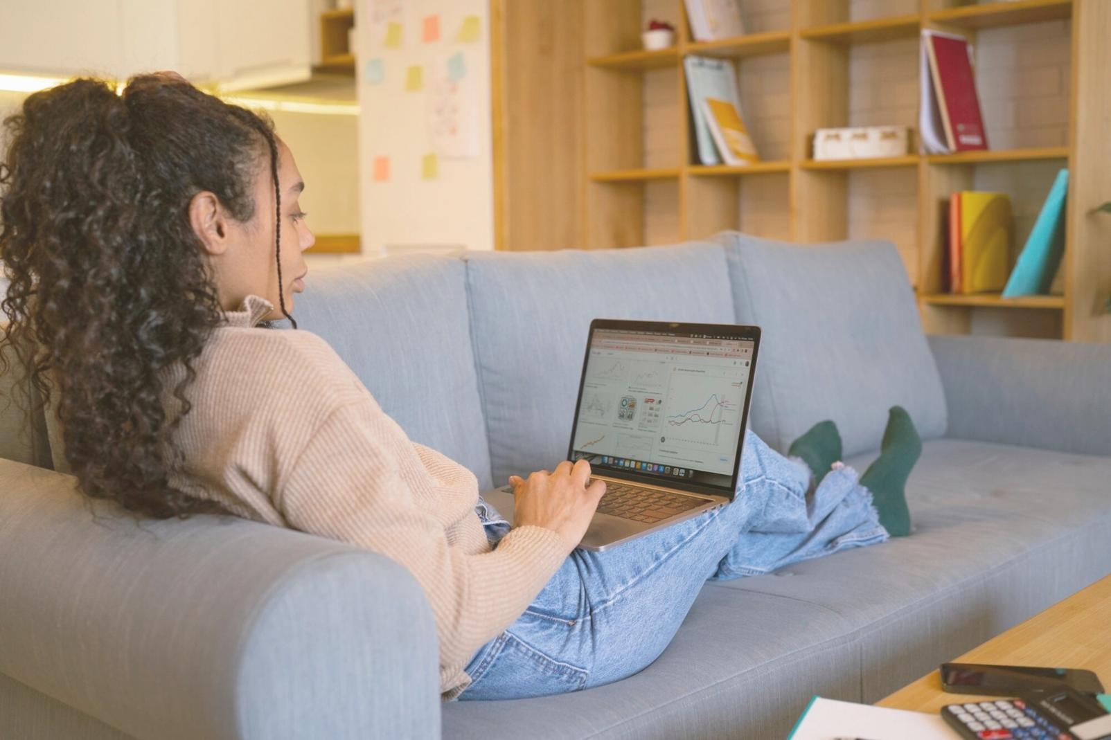 Equipo de trabajo colaborando en análisis financiero con documentos y ordenadores