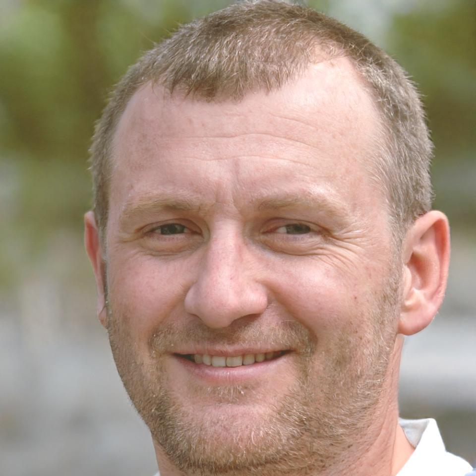 Retrato profesional de Adrián Montesinos