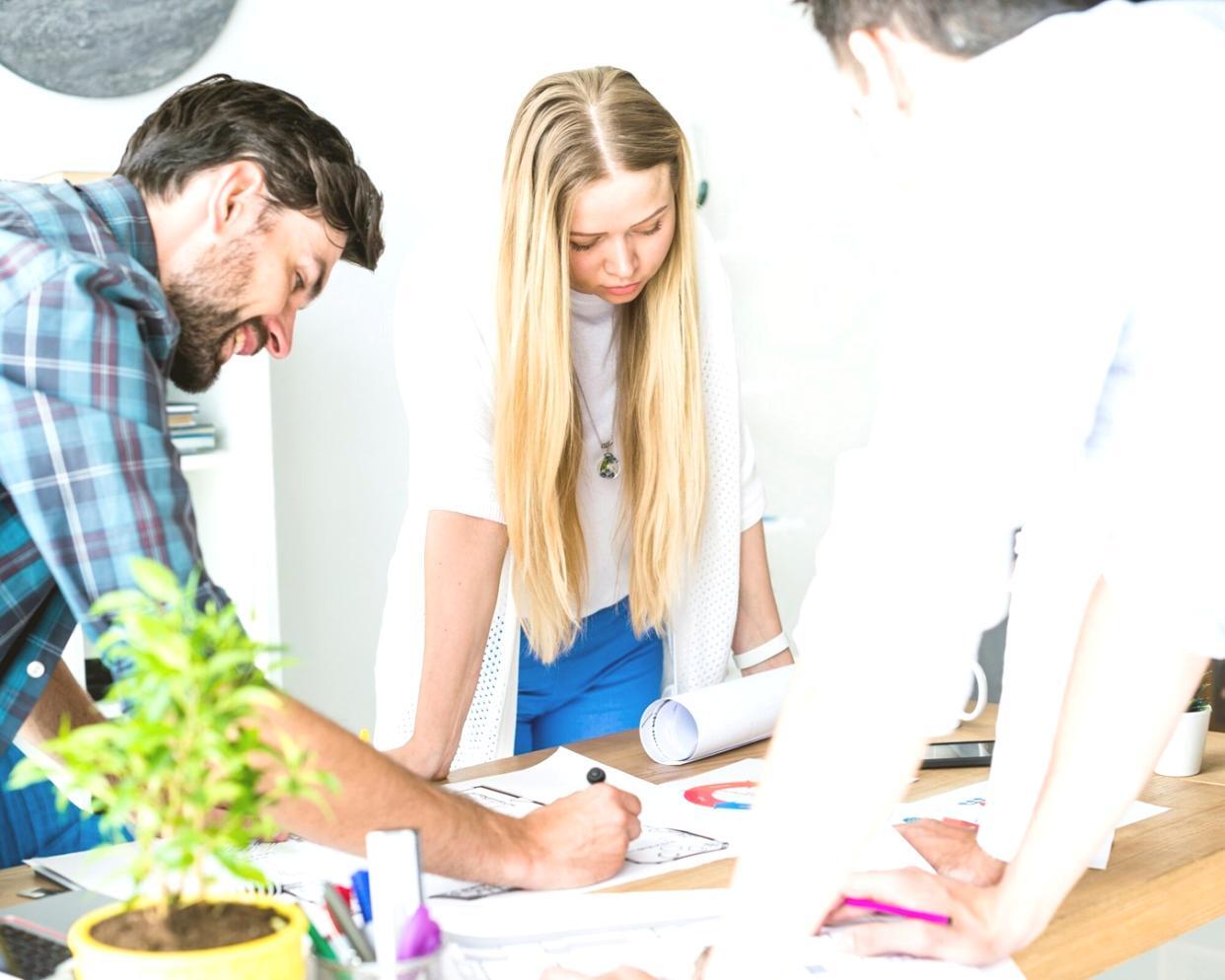 Equipo de ranqueliros trabajando en análisis financiero