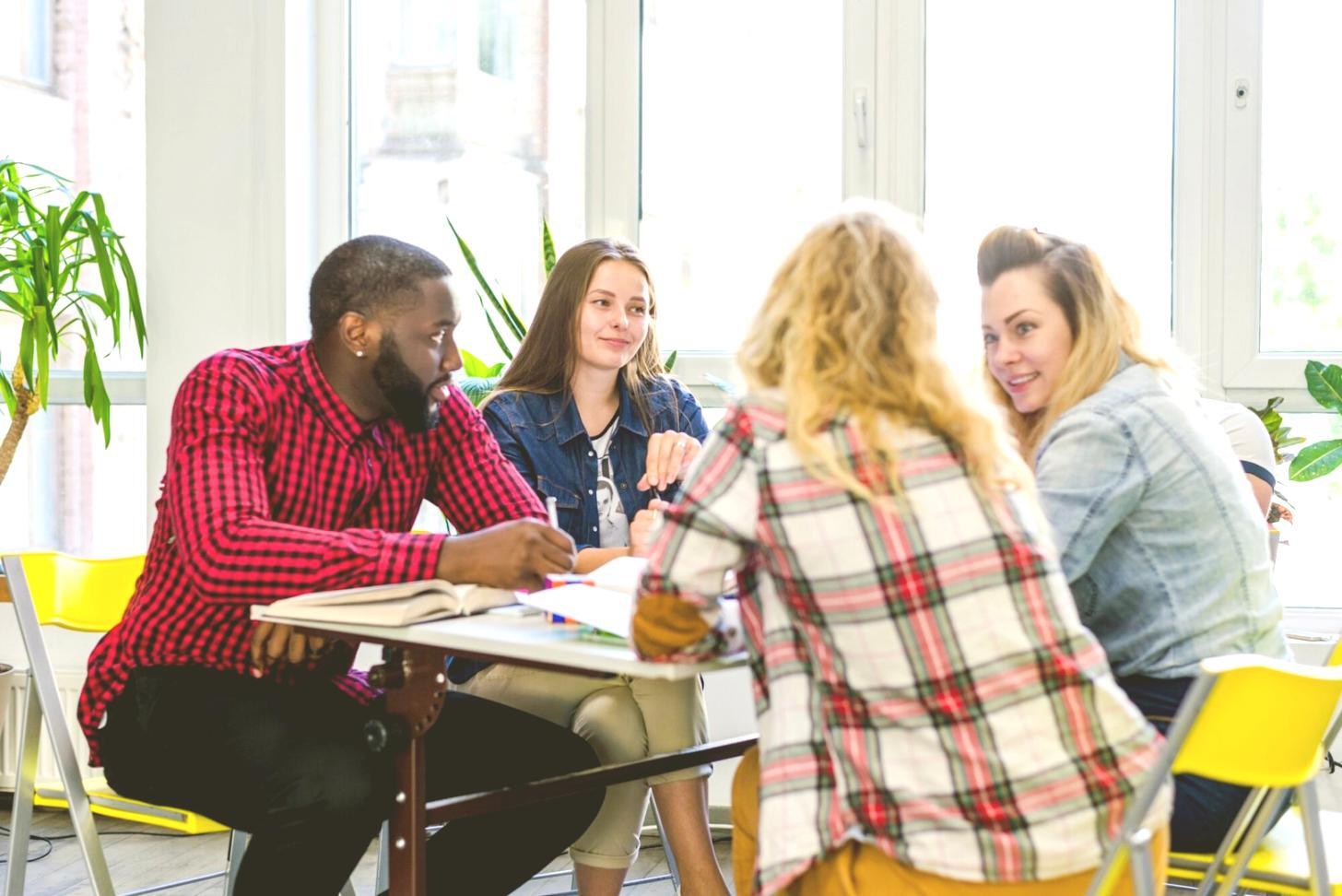 Estudiantes trabajando con software de análisis financiero en aulas modernas equipadas