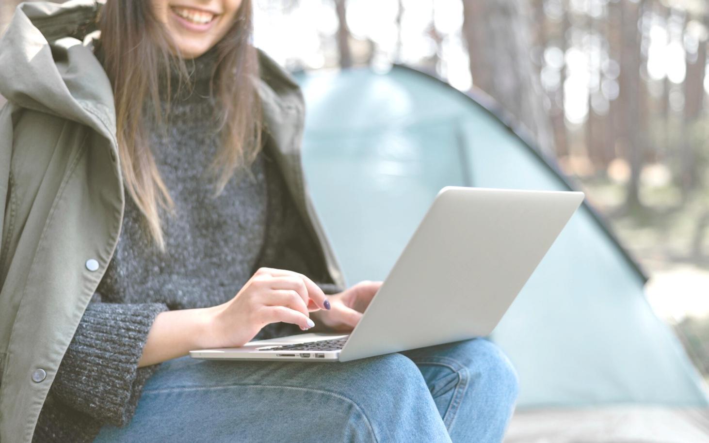 Pantalla de ordenador mostrando dashboard de análisis financiero con gráficos y métricas